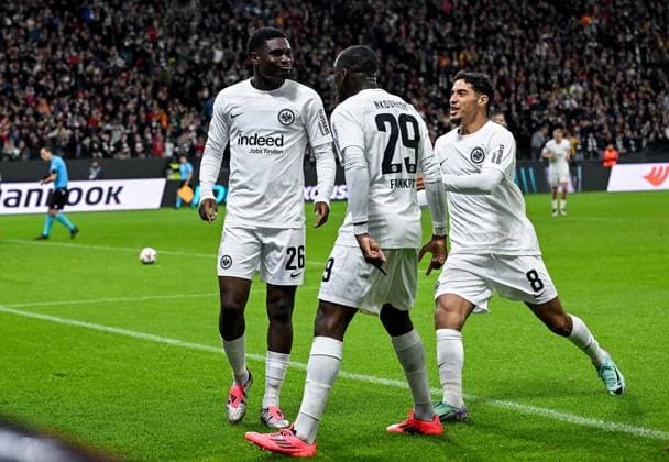 26.09.2024, xpsx, Fussball UEFA Europa League, Eintracht Frankfurt - Viktoria Pilsen v.l. celebrate the goal, Torjubel zum 2:1 Torschütze Eric Junior Dina Ebimbe (Eintracht Frankfurt) (DFL DFB REGULATIONS PROHIBIT ANY USE OF PHOTOGRAPHS as IMAGE SEQUENCES and or QUASI-VIDEO) emspor Frankfurt