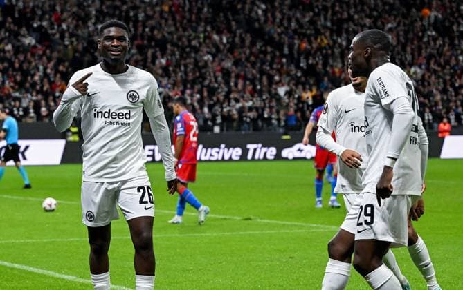 Sport Bilder des Tages 26.09.2024, xpsx, Fussball UEFA Europa League, Eintracht Frankfurt - Viktoria Pilsen v.l. celebrate the goal, Torjubel zum 2:1 Torschütze Eric Junior Dina Ebimbe (Eintracht Frankfurt) (DFL DFB REGULATIONS PROHIBIT ANY USE OF PHOTOGRAPHS as IMAGE SEQUENCES and or QUASI-VIDEO) emspor Frankfurt