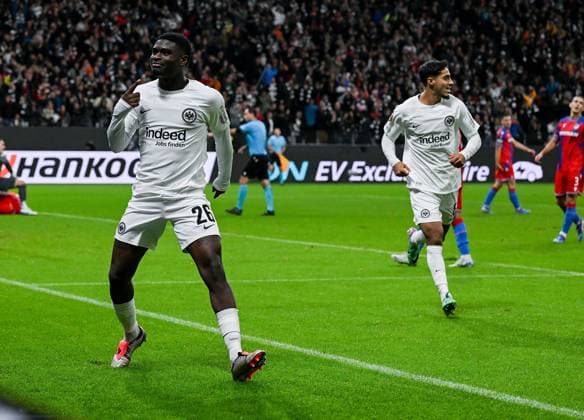26.09.2024, xpsx, Fussball UEFA Europa League, Eintracht Frankfurt - Viktoria Pilsen v.l. celebrate the goal, Torjubel zum 2:1 Torschütze Eric Junior Dina Ebimbe (Eintracht Frankfurt) (DFL DFB REGULATIONS PROHIBIT ANY USE OF PHOTOGRAPHS as IMAGE SEQUENCES and or QUASI-VIDEO) emspor Frankfurt