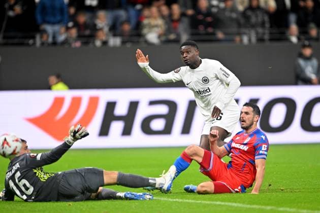 Fußball UEFA Europa League 1. Spieltag Eintracht Frankfurt - Viktoria Pilsen am 26.09.2024 im Deutsche Bank Park in Frankfurt Torschuss zum 2:1 durch Eric Dina-Ebimbe ( Frankfurt )