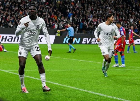 26.09.2024, xpsx, Fussball UEFA Europa League, Eintracht Frankfurt - Viktoria Pilsen v.l. celebrate the goal, Torjubel zum 2:1 Torschütze Eric Junior Dina Ebimbe (Eintracht Frankfurt) (DFL DFB REGULATIONS PROHIBIT ANY USE OF PHOTOGRAPHS as IMAGE SEQUENCES and or QUASI-VIDEO) emspor Frankfurt