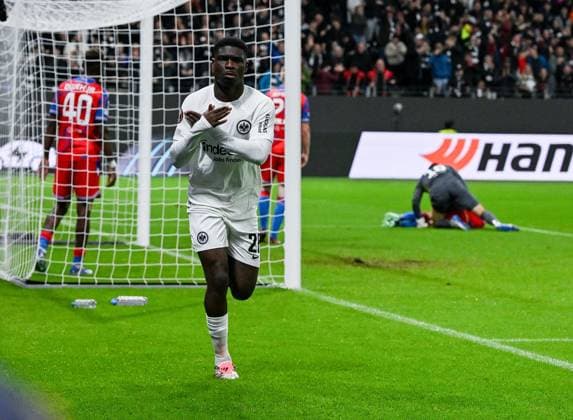 26.09.2024, xpsx, Fussball UEFA Europa League, Eintracht Frankfurt - Viktoria Pilsen v.l. celebrate the goal, Torjubel zum 2:1 Torschütze Eric Junior Dina Ebimbe (Eintracht Frankfurt) (DFL DFB REGULATIONS PROHIBIT ANY USE OF PHOTOGRAPHS as IMAGE SEQUENCES and or QUASI-VIDEO) emspor Frankfurt