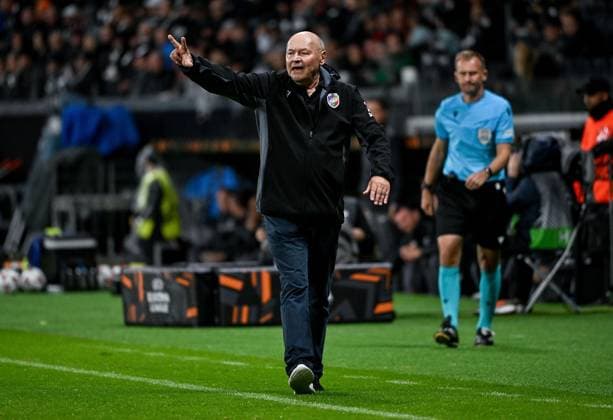 26.09.2024, xpsx, Fussball UEFA Europa League, Eintracht Frankfurt - Viktoria Pilsen v.l. Trainer Coach Miroslav Koubek (FC Viktoria Pilsen) (DFL DFB REGULATIONS PROHIBIT ANY USE OF PHOTOGRAPHS as IMAGE SEQUENCES and or QUASI-VIDEO) emspor Frankfurt