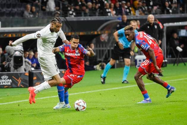 Hugo Ekitike (Eintracht Frankfurt, 11), Cadu (FC Viktoria Pilsen, 22) und Sampson Dweh (FC Viktoria Pilsen, 40) im Kampf um den Ball , Fussball, UEFA Europa League, Matchday 1, 2024 2025, Eintracht Frankfurt vs. FC Viktoria Pilsen, 26.09.2024, Frankfurt Stadion, Frankfurt am Main, Deutschland Frankfurt am Main Frankfurt Stadion Hessen Deutschland Copyright: xGrantxHubbsx