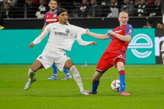 Omar Marmoush (Eintracht Frankfurt, 07) und Vaclav Jemelka (FC Viktoria Pilsen, 21) im Zweikampf , Fussball, UEFA Europa League, Matchday 1, 2024 2025, Eintracht Frankfurt vs. FC Viktoria Pilsen, 26.09.2024, Frankfurt Stadion, Frankfurt am Main, Deutschland Frankfurt am Main Frankfurt Stadion Hessen Deutschland Copyright: xGrantxHubbsx