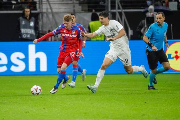 Pavel Sulc (FC Viktoria Pilsen, 31) und Igor Matanovic (Eintracht Frankfurt, 09) im Laufduell , Fussball, UEFA Europa League, Matchday 1, 2024 2025, Eintracht Frankfurt vs. FC Viktoria Pilsen, 26.09.2024, Frankfurt Stadion, Frankfurt am Main, Deutschland Frankfurt am Main Frankfurt Stadion Hessen Deutschland Copyright: xGrantxHubbsx