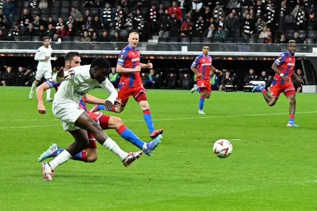 26.09.2024, xsltx, Fussball UEFA Europa League, Eintracht Frankfurt - Viktoria Pilsen emspor, v.l. Eric Junior Dina Ebimbe (Eintracht Frankfurt) erzielt das Tor zum scores the goal 2:1 (DFL DFB REGULATIONS PROHIBIT ANY USE OF PHOTOGRAPHS as IMAGE SEQUENCES and or QUASI-VIDEO) Frankfurt am Main