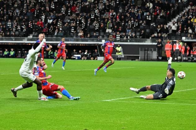 26.09.2024, xsltx, Fussball UEFA Europa League, Eintracht Frankfurt - Viktoria Pilsen emspor, v.l. Eric Junior Dina Ebimbe (Eintracht Frankfurt) erzielt das Tor zum scores the goal 2:1 Martin Jedlicka (FC Viktoria Pilsen) (DFL DFB REGULATIONS PROHIBIT ANY USE OF PHOTOGRAPHS as IMAGE SEQUENCES and or QUASI-VIDEO) Frankfurt am Main