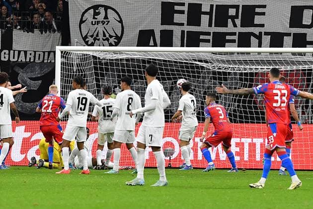 Fußball UEFA Europa League 1. Spieltag Eintracht Frankfurt - Viktoria Pilsen am 26.09.2024 im Deutsche Bank Park in Frankfurt Torschuss zum 3:3 durch Vaclav Jemelka ( Pilsen )