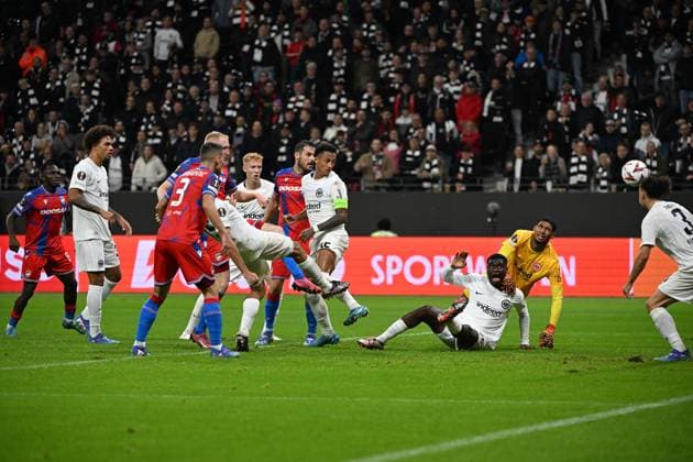 26.09.2024, xjhx, Fussball UEFA Europa League, Eintracht Frankfurt - Viktoria Pilsen emspor, v.l. Vaclav Jemelka (FC Viktoria Pilsen) erzielt das Tor zum scores the goal 3:3 Kaua Santos (Eintracht Frankfurt) (DFL DFB REGULATIONS PROHIBIT ANY USE OF PHOTOGRAPHS as IMAGE SEQUENCES and or QUASI-VIDEO) Frankfurt am Main
