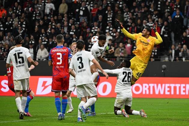 26.09.2024, xjhx, Fussball UEFA Europa League, Eintracht Frankfurt - Viktoria Pilsen emspor, v.l. Kaua Santos (Eintracht Frankfurt) Tuta (Eintracht Frankfurt) Eric Junior Dina Ebimbe (Eintracht Frankfurt) vor dem Tor zum 3:3 durch Vaclav Jemelka (FC Viktoria Pilsen) (DFL DFB REGULATIONS PROHIBIT ANY USE OF PHOTOGRAPHS as IMAGE SEQUENCES and or QUASI-VIDEO) Frankfurt am Main