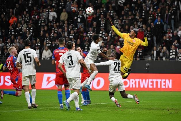 Sport Bilder des Tages 26.09.2024, xjhx, Fussball UEFA Europa League, Eintracht Frankfurt - Viktoria Pilsen emspor, v.l. Kaua Santos (Eintracht Frankfurt) Tuta (Eintracht Frankfurt) Eric Junior Dina Ebimbe (Eintracht Frankfurt) vor dem Tor zum 3:3 durch Vaclav Jemelka (FC Viktoria Pilsen) (DFL DFB REGULATIONS PROHIBIT ANY USE OF PHOTOGRAPHS as IMAGE SEQUENCES and or QUASI-VIDEO) Frankfurt am Main