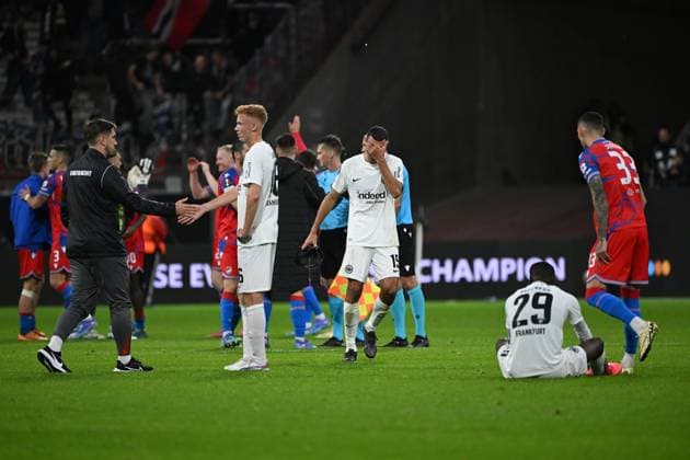 26.09.2024, xjhx, Fussball UEFA Europa League, Eintracht Frankfurt - Viktoria Pilsen emspor, v.l. Hugo Larsson (Eintracht Frankfurt) Ellyes Skhiri (Eintracht Frankfurt) Niels Nkounkou (Eintracht Frankfurt) traurig, enttäuscht, frustriert, niedergeschlagen (DFL DFB REGULATIONS PROHIBIT ANY USE OF PHOTOGRAPHS as IMAGE SEQUENCES and or QUASI-VIDEO) Frankfurt am Main