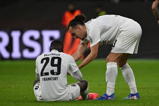 Sport Bilder des Tages 26.09.2024, xjhx, Fussball UEFA Europa League, Eintracht Frankfurt - Viktoria Pilsen emspor, v.l. Niels Nkounkou (Eintracht Frankfurt) Arthur Theate (Eintracht Frankfurt) traurig, enttäuscht, frustriert, niedergeschlagen (DFL DFB REGULATIONS PROHIBIT ANY USE OF PHOTOGRAPHS as IMAGE SEQUENCES and or QUASI-VIDEO) Frankfurt am Main