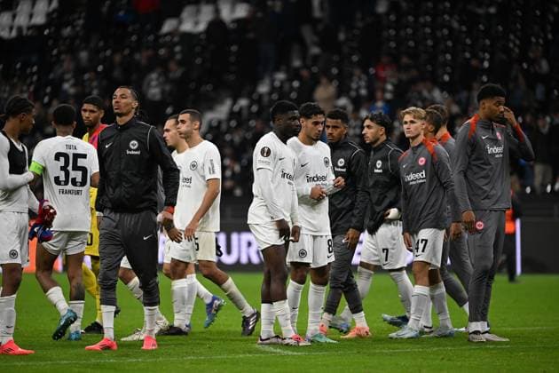 26.09.2024, xjhx, Fussball UEFA Europa League, Eintracht Frankfurt - Viktoria Pilsen emspor, v.l. Die Spieler der Eintracht sind traurig, enttäuscht, frustriert, niedergeschlagen (DFL DFB REGULATIONS PROHIBIT ANY USE OF PHOTOGRAPHS as IMAGE SEQUENCES and or QUASI-VIDEO) Frankfurt am Main