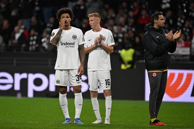 26.09.2024, xjhx, Fussball UEFA Europa League, Eintracht Frankfurt - Viktoria Pilsen emspor, v.l. Die Spieler der Eintracht sind traurig, enttäuscht, frustriert, niedergeschlagen Nnamdi Collins (Eintracht Frankfurt) Hugo Larsson (Eintracht Frankfurt) (DFL DFB REGULATIONS PROHIBIT ANY USE OF PHOTOGRAPHS as IMAGE SEQUENCES and or QUASI-VIDEO) Frankfurt am Main