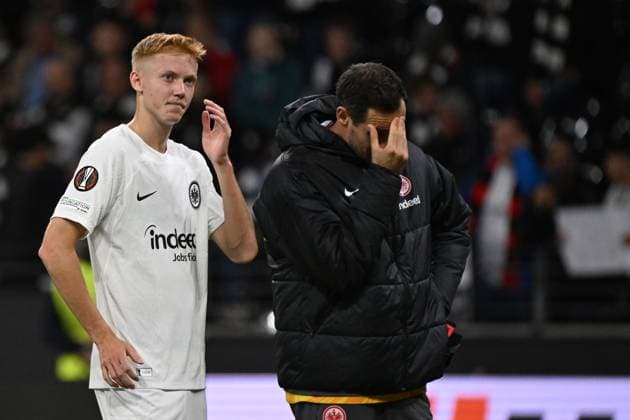 Sport Bilder des Tages 26.09.2024, xjhx, Fussball UEFA Europa League, Eintracht Frankfurt - Viktoria Pilsen emspor, v.l. Die Spieler der Eintracht sind traurig, enttäuscht, frustriert, niedergeschlagen Hugo Larsson (Eintracht Frankfurt) (DFL DFB REGULATIONS PROHIBIT ANY USE OF PHOTOGRAPHS as IMAGE SEQUENCES and or QUASI-VIDEO) Frankfurt am Main