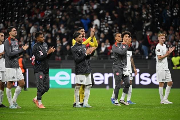 26.09.2024, xjhx, Fussball UEFA Europa League, Eintracht Frankfurt - Viktoria Pilsen emspor, v.l. Die Spieler der Eintracht sind traurig, enttäuscht, frustriert, niedergeschlagen (DFL DFB REGULATIONS PROHIBIT ANY USE OF PHOTOGRAPHS as IMAGE SEQUENCES and or QUASI-VIDEO) Frankfurt am Main