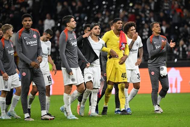 26.09.2024, xjhx, Fussball UEFA Europa League, Eintracht Frankfurt - Viktoria Pilsen emspor, v.l. Die Spieler der Eintracht sind traurig, enttäuscht, frustriert, niedergeschlagen (DFL DFB REGULATIONS PROHIBIT ANY USE OF PHOTOGRAPHS as IMAGE SEQUENCES and or QUASI-VIDEO) Frankfurt am Main