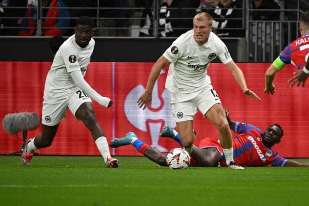 26.09.2024, xjhx, Fussball UEFA Europa League, Eintracht Frankfurt - Viktoria Pilsen emspor, v.l. Eric Junior Dina Ebimbe (Eintracht Frankfurt) Rasmus Kristensen (Eintracht Frankfurt) Prince Kwabena Adu (FC Viktoria Pilsen) Zweikampf, Aktion, action, battle for the ball (DFL DFB REGULATIONS PROHIBIT ANY USE OF PHOTOGRAPHS as IMAGE SEQUENCES and or QUASI-VIDEO) Frankfurt am Main