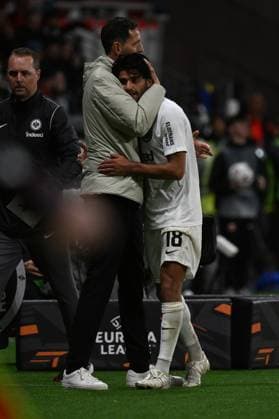 26.09.2024, xjhx, Fussball UEFA Europa League, Eintracht Frankfurt - Viktoria Pilsen emspor, v.l. Trainer Dino Toppmöller Toppmoeller (Eintracht Frankfurt) Mahmoud Dahoud (Eintracht Frankfurt) (DFL DFB REGULATIONS PROHIBIT ANY USE OF PHOTOGRAPHS as IMAGE SEQUENCES and or QUASI-VIDEO) Frankfurt am Main