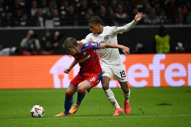 26.09.2024, xjhx, Fussball UEFA Europa League, Eintracht Frankfurt - Viktoria Pilsen emspor, v.l. Lukas Cerv (FC Viktoria Pilsen) Jean-Matteo Bahoya (Eintracht Frankfurt) Zweikampf, Aktion, action, battle for the ball (DFL DFB REGULATIONS PROHIBIT ANY USE OF PHOTOGRAPHS as IMAGE SEQUENCES and or QUASI-VIDEO) Frankfurt am Main