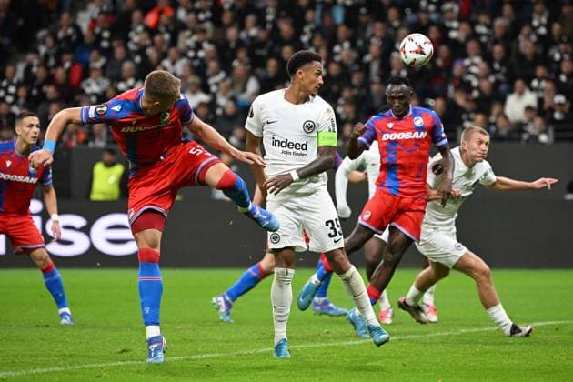 26.09.2024, xjhx, Fussball UEFA Europa League, Eintracht Frankfurt - Viktoria Pilsen emspor, v.l. Daniel Vasulin (FC Viktoria Pilsen) Tuta (Eintracht Frankfurt) Zweikampf, Aktion, action, battle for the ball (DFL DFB REGULATIONS PROHIBIT ANY USE OF PHOTOGRAPHS as IMAGE SEQUENCES and or QUASI-VIDEO) Frankfurt am Main