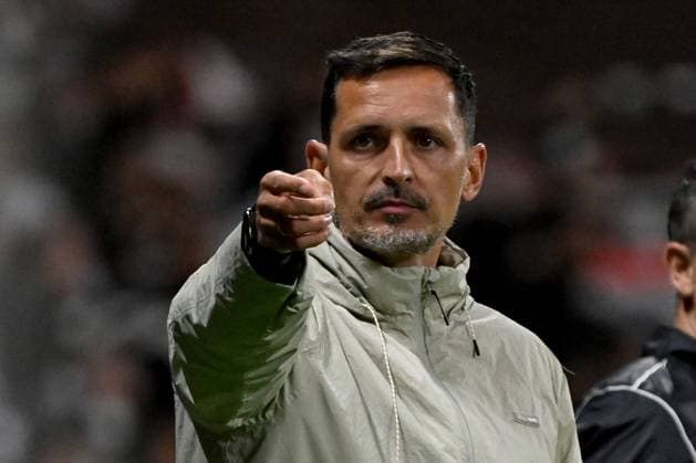 26.09.2024, xjhx, Fussball UEFA Europa League, Eintracht Frankfurt - Viktoria Pilsen emspor, v.l. Trainer Dino Toppmöller Toppmoeller (Eintracht Frankfurt) gibt Anweisungen, gestikuliert, mit den Armen gestikulieren gives instructions, gesticulate (DFL DFB REGULATIONS PROHIBIT ANY USE OF PHOTOGRAPHS as IMAGE SEQUENCES and or QUASI-VIDEO) Frankfurt am Main