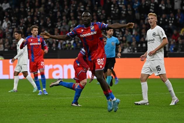 26.09.2024, xjhx, Fussball UEFA Europa League, Eintracht Frankfurt - Viktoria Pilsen emspor, v.l. Torjubel nach dem Tor zum celebrating the goal celebrate 3:2 durch Prince Kwabena Adu (FC Viktoria Pilsen) (DFL DFB REGULATIONS PROHIBIT ANY USE OF PHOTOGRAPHS as IMAGE SEQUENCES and or QUASI-VIDEO) Frankfurt am Main