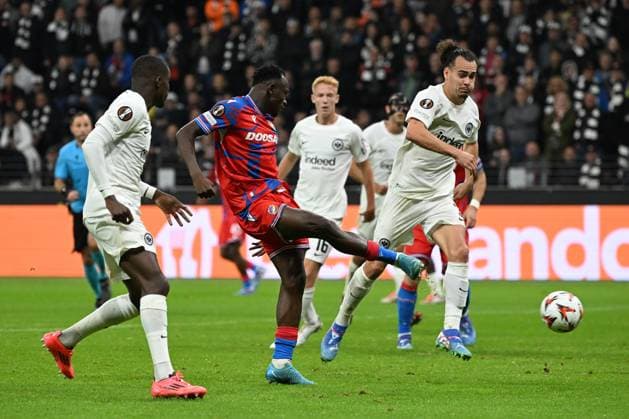 26.09.2024, xjhx, Fussball UEFA Europa League, Eintracht Frankfurt - Viktoria Pilsen emspor, v.l. Prince Kwabena Adu (FC Viktoria Pilsen) erzielt das Tor zum scores the goal 3:2 (DFL DFB REGULATIONS PROHIBIT ANY USE OF PHOTOGRAPHS as IMAGE SEQUENCES and or QUASI-VIDEO) Frankfurt am Main