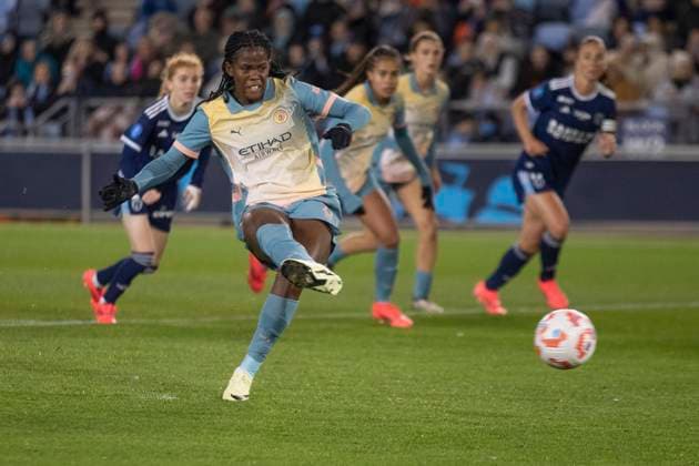 Manchester City v Paris FC: UEFA Women s Champions League 2nd Round 2nd Leg Khadija Shaw 21 of Manchester City W.F.C. scores from the penalty spot during the UEFA Women s Champions League Second Round 2nd Leg match between Manchester City and Paris FC at the Joie Stadium in Manchester, England, on September 26, 2024. Manchester United Kingdom  Copyright: xMIxNewsx originalFilename:fletcher-manchest240926_npPja.jpg