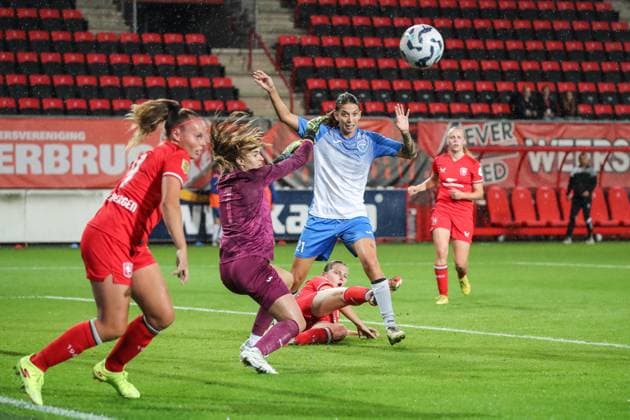 Enschede, Netherlands, September 26th 2024: Goalkeeper Ariana Vasiliki Anastasiadis (1 Osijek) makes a save during the UEFA Womens Champions League Round 2 Qualification football game between FC Twente and Osijek in De Grolsch Veste in Enschede, Netherlands. (Leiting Gao SPP) Copyright: xLeitingxGaox xSPPx spp-en-LeGaSp-IMG_8322