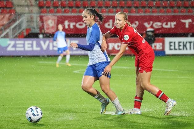 Enschede, Netherlands, September 26th 2024: Amanda Andradottir (17 FC Twente) battle for possession during the UEFA Womens Champions League Round 2 Qualification football game between FC Twente and Osijek in De Grolsch Veste in Enschede, Netherlands. (Leiting Gao SPP) Copyright: xLeitingxGaox xSPPx spp-en-LeGaSp-IMG_8423