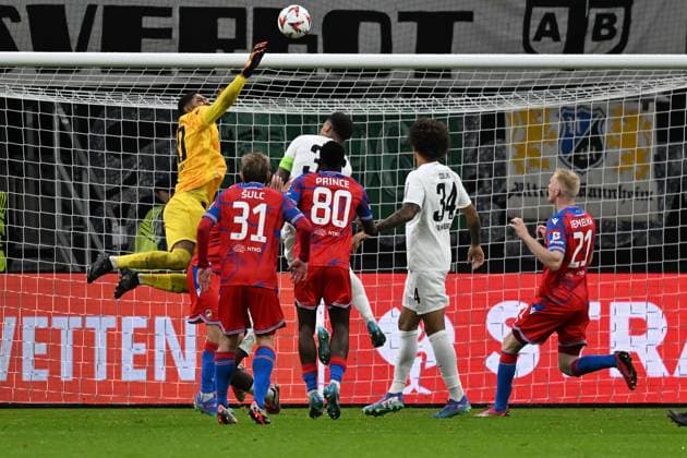 26.09.2024, xsltx, Fussball UEFA Europa League, Eintracht Frankfurt - Viktoria Pilsen emspor, v.l. Vaclav Jemelka (FC Viktoria Pilsen) erzielt das Tor zum scores the goal 3:3 Kaua Santos (Eintracht Frankfurt) (DFL DFB REGULATIONS PROHIBIT ANY USE OF PHOTOGRAPHS as IMAGE SEQUENCES and or QUASI-VIDEO) Frankfurt am Main