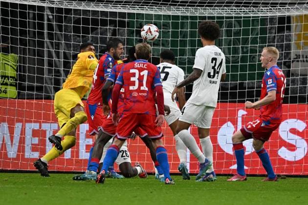 26.09.2024, xsltx, Fussball UEFA Europa League, Eintracht Frankfurt - Viktoria Pilsen emspor, v.l. Vaclav Jemelka (FC Viktoria Pilsen) erzielt das Tor zum scores the goal 3:3 Kaua Santos (Eintracht Frankfurt) (DFL DFB REGULATIONS PROHIBIT ANY USE OF PHOTOGRAPHS as IMAGE SEQUENCES and or QUASI-VIDEO) Frankfurt am Main
