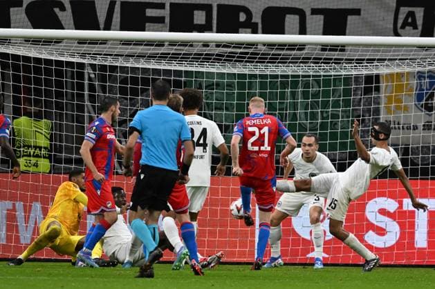 26.09.2024, xsltx, Fussball UEFA Europa League, Eintracht Frankfurt - Viktoria Pilsen emspor, v.l. Vaclav Jemelka (FC Viktoria Pilsen) erzielt das Tor zum scores the goal 3:3 Kaua Santos (Eintracht Frankfurt) (DFL DFB REGULATIONS PROHIBIT ANY USE OF PHOTOGRAPHS as IMAGE SEQUENCES and or QUASI-VIDEO) Frankfurt am Main