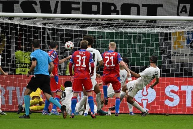 26.09.2024, xsltx, Fussball UEFA Europa League, Eintracht Frankfurt - Viktoria Pilsen emspor, v.l. Vaclav Jemelka (FC Viktoria Pilsen) erzielt das Tor zum scores the goal 3:3 Kaua Santos (Eintracht Frankfurt) (DFL DFB REGULATIONS PROHIBIT ANY USE OF PHOTOGRAPHS as IMAGE SEQUENCES and or QUASI-VIDEO) Frankfurt am Main