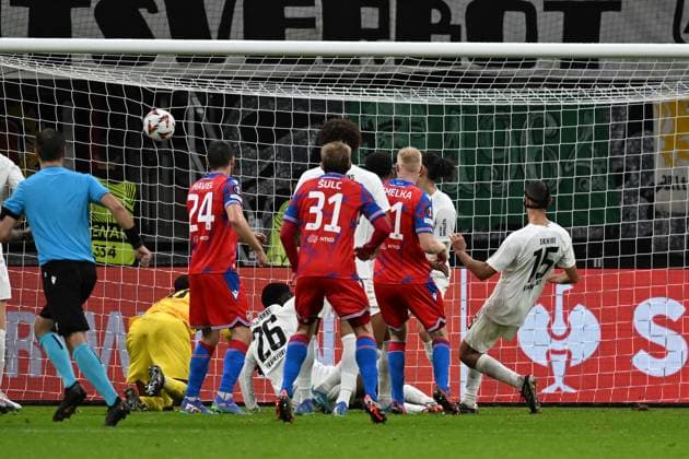 26.09.2024, xsltx, Fussball UEFA Europa League, Eintracht Frankfurt - Viktoria Pilsen emspor, v.l. Vaclav Jemelka (FC Viktoria Pilsen) erzielt das Tor zum scores the goal 3:3 Kaua Santos (Eintracht Frankfurt) (DFL DFB REGULATIONS PROHIBIT ANY USE OF PHOTOGRAPHS as IMAGE SEQUENCES and or QUASI-VIDEO) Frankfurt am Main