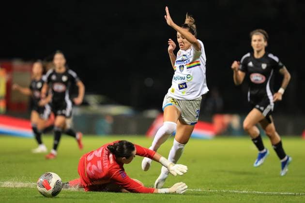 Murska Sobota, Slovenia, September 26th, 2024: Andrea Glibo (23 SKN St Polten) evading a tackle by Emilie Gavillet (33 NS Mura) during the UEFA womens champions league play off match Mura vs St Polten at Mestni Stadion Fazanerija, Murska Sobota Tom Seiss SPP (Tom Seiss SPP) Copyright: xTomxSeissx xSPPx spp-en-ToSeSp-20240926 UWCL Mura vs SKN-9910
