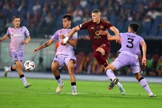 CALCIO - UEFA Europa League - AS Roma vs Athletic Bilbao Rome, Italy 26.9.2024: Paredes of Athletic Bilbao, Artem Dovbyk of Roma, Vivian of Athletic Bilbao during the UEFA Europa League 2024-2025 day 1, football match between AS Roma vs Athletic Club Bilbao at Olympic Stadium in Rome. Rome Italy  Copyright: xIPAxSport ABACAx