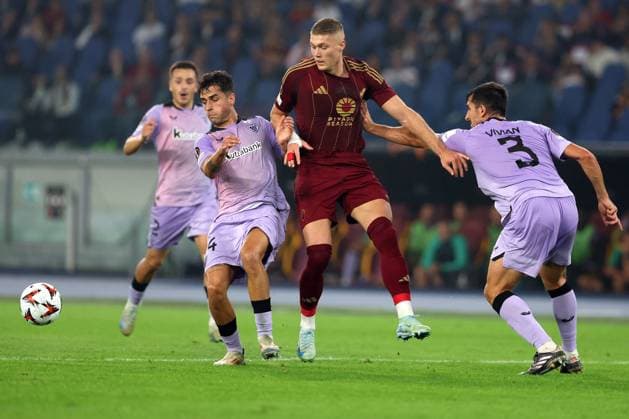 CALCIO - UEFA Europa League - AS Roma vs Athletic Bilbao Rome, Italy 26.9.2024: Paredes of Athletic Bilbao, Artem Dovbyk of Roma, Vivian of Athletic Bilbao during the UEFA Europa League 2024-2025 day 1, football match between AS Roma vs Athletic Club Bilbao at Olympic Stadium in Rome. Rome Italy  Copyright: xIPAxSport ABACAx