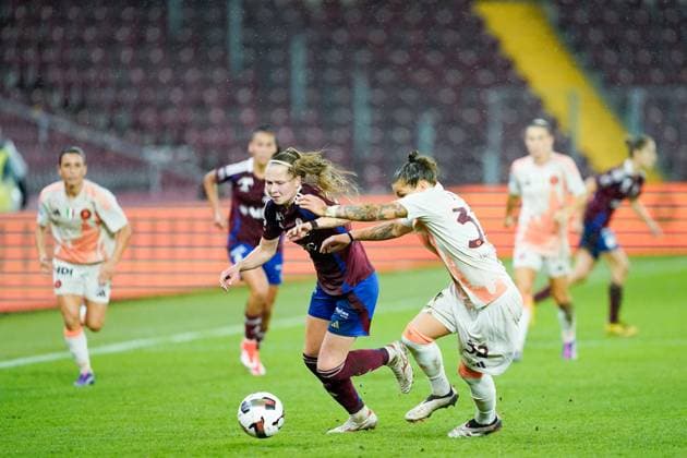26.09.2024, Geneva, Stade de Geneve, UEFA Women s Champions League: Servette FC Chenois Feminin - AS Roma, - RimantÄ— JonusaitÄ— (Servette FC Chenois Feminin) and Elena Linari (32 Roma) battle for the ball (duel) Geneva Stade de Geneve Geneva Switzerland Copyright: xJustPictures.ch DanielaxPorcellix
