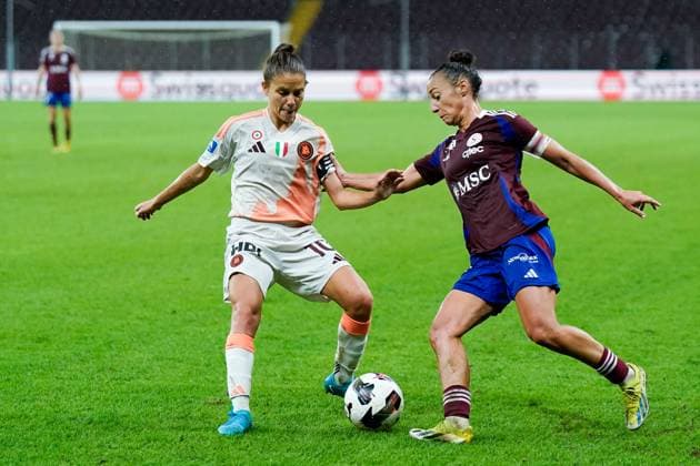 26.09.2024, Geneva, Stade de Geneve, UEFA Women s Champions League: Servette FC Chenois Feminin - AS Roma, 8 Paula Serrano (Servette FC Chenois Feminin) and Manuela Giugliano (10 Roma) battle for the ball (duel) Geneva Stade de Geneve Geneva Switzerland Copyright: xJustPictures.ch DanielaxPorcellix