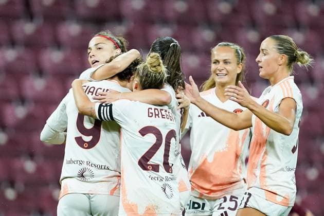 26.09.2024, Geneva, Stade de Geneve, UEFA Women s Champions League: Servette FC Chenois Feminin - AS Roma, Valentina Giacinti (9 Roma) celebrates with teammates after scoring a goal Geneva Stade de Geneve Geneva Switzerland Copyright: xJustPictures.ch DanielaxPorcellix