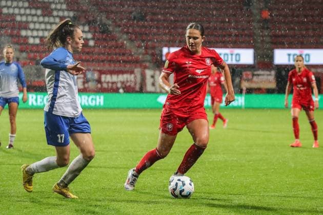 Enschede, Netherlands, September 26th 2024: Ena Pernar (17 Osijek) and Daniela Galic (24 FC Twente) battle for possession during the UEFA Womens Champions League Round 2 Qualification football game between FC Twente and Osijek in De Grolsch Veste in Enschede, Netherlands. (Leiting Gao SPP) Copyright: xLeitingxGaox xSPPx spp-en-LeGaSp-IMG_8510
