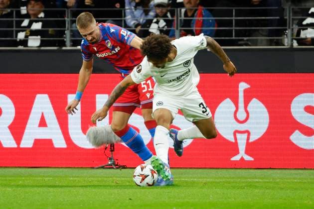 Daniel Vasulin (FC Viktoria Pilsen, 51) und Nnamdi Collins (Eintracht Frankfurt, 34) im Zweikampf , Fussball, UEFA Europa League, Matchday 1, 2024 2025, Eintracht Frankfurt vs. FC Viktoria Pilsen, 26.09.2024, Frankfurt Stadion, Frankfurt am Main, Deutschland Frankfurt am Main Frankfurt Stadion Hessen Deutschland Copyright: xGrantxHubbsx