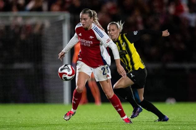 240926 Alessia Russo of Arsenal and Josefine Rybrink of Häcken during the UEFA Women s Champions League qualifying match between Arsenal and Häcken on September 26, 2024 in London. Photo: Emma Wallskog BILDBYRAN COP 320 EW0435 fotboll football soccer fotball champions league arsenal häcken dam bbeng Copyright: EMMAxWALLSKOG BB240926EW146