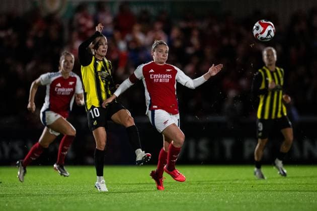 240926 Anna Anvegard of Häcken and Kim Little of Arsenal during the UEFA Women s Champions League qualifying match between Arsenal and Häcken on September 26, 2024 in London. Photo: Emma Wallskog BILDBYRAN COP 320 EW0435 fotboll football soccer fotball champions league arsenal häcken dam bbeng Copyright: EMMAxWALLSKOG BB240926EW148