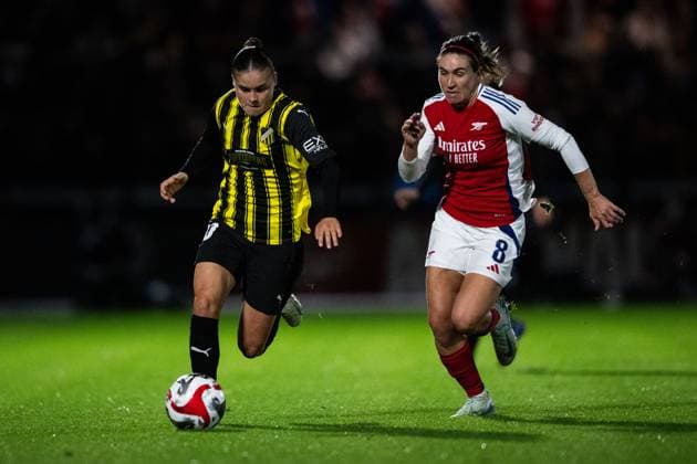 240926 Hanna Wijk of Häcken and Mariona Caldentey of Arsenal during the UEFA Women s Champions League qualifying match between Arsenal and Häcken on September 26, 2024 in London. Photo: Emma Wallskog BILDBYRAN COP 320 EW0435 fotboll football soccer fotball champions league arsenal häcken dam bbeng Copyright: EMMAxWALLSKOG BB240926EW149
