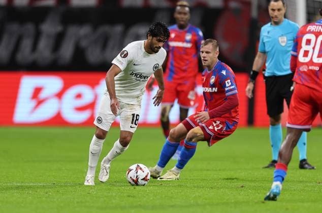 26.09.2024, Fussball UEFA Europa League, Eintracht Frankfurt - FC Viktoria Pilsen, emonline, emspor, v.l., Mahmoud Dahoud (Eintracht Frankfurt), Matej Vydra (FC Viktoria Pilsen) DFL DFB REGULATIONS PROHIBIT ANY USE OF PHOTOGRAPHS AS IMAGE SEQUENCES AND OR QUASI-VIDEO. xdcx Copyright: HMBxMedia